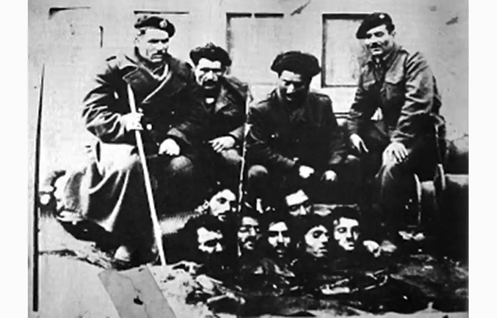 κεφάλια 8 ανδρών του ΔΣΕ